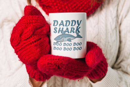 VIROSA Daddy Shark Mug – Doo Doo Doo Funny Gift for Dad – Cute & Sarcastic Coffee Cup for Father’s Day, Birthday or Special Occasion – 11oz White Ceramic Mug from Kids or Baby