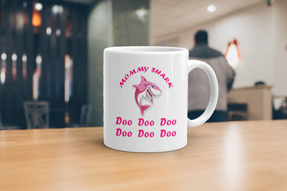 VIROSA Mummy Shark Mug – Doo Doo Doo – Funny Novelty Gift for Mum – Birthday, Christmas, Mother’s Day Coffee Cup – 11oz White Ceramic Mug