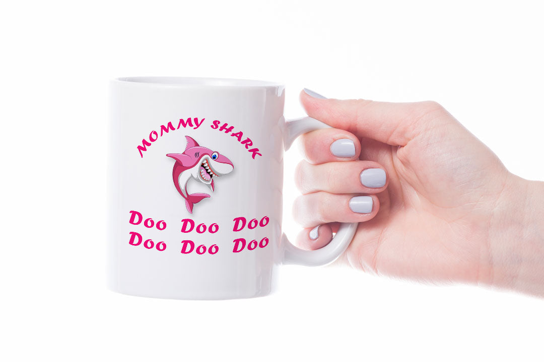 VIROSA Mummy Shark Mug – Doo Doo Doo – Funny Novelty Gift for Mum – Birthday, Christmas, Mother’s Day Coffee Cup – 11oz White Ceramic Mug