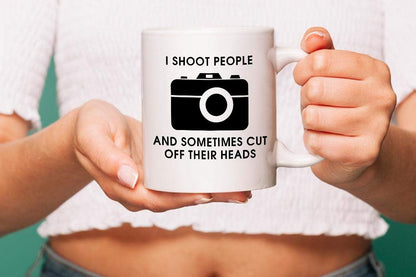 VIROSA Photographer Mug – I Shoot People and Sometimes Cut Off Their Heads – Funny Gift for Photographers, Camera Lovers – Photography Pun – 11oz White Ceramic Coffee Cup
